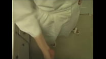 porn いたずら看護師が患者に手コキを与える porn