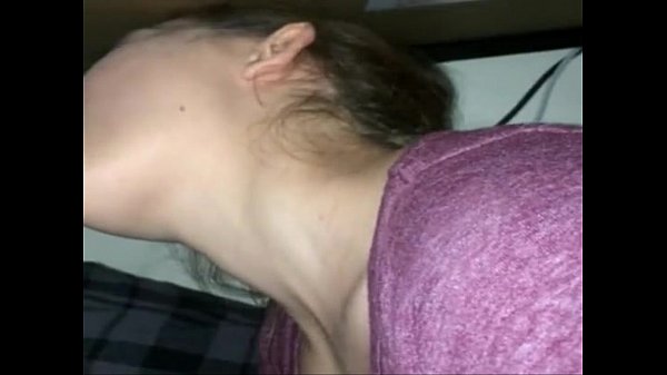 porn 友人がテーブルの下で私を吹き飛ばします porn