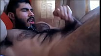 porn мускулистый волосатый мужчина кончает ему в рот porn