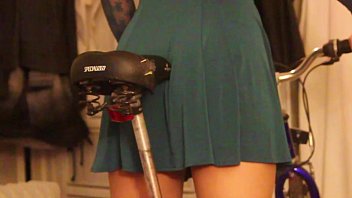 porn パンティーで自転車グラインドに乗ることを学ぶステップ娘 porn