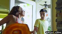 porn 若い男はこのバーベキューパーティーで3つのmilfsで幸運になります porn