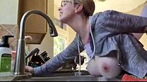porn они трахаются на кухне пока их дети играют porn