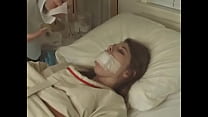 porn хорошенькая брюнетка в смирительной рубашке привязана ко рту к постели в больнице porn