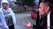 porn 運転バンで見知らぬ人の筋肉によって破壊された偽の髪の安い熟女売春婦 porn