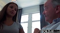 porn старые молодые тинка с большими сиськами дрочит сиськами и получает камшот на лицо от дедушки в постели porn