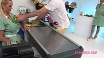 porn крошечная юная шлюха с шикарной задницей и очень худой лысой киской принимает член porn