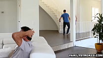 porn крошечная милфамачеха и пасынок трахаются во время футбольного матча porn
