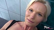 porn 成熟したメイドは彼女のかわいいおまんこで公然わいせつにお金を払う porn