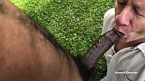 porn стюарт отсасывает красивый и огромный большой черный член на улице в своем частном дворе porn