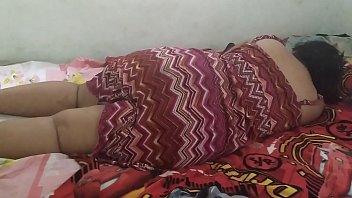 porn молодая девушка наделена во время сна со скрытой камерой чтобы ее влагалище можно было увидеть под ее платьем без porn
