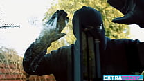 porn 18летнюю зои кларк накормили спермой после того как скачали на большом хуе головорезов в масках porn