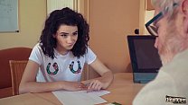 porn подросток трахает старика скачет на его большом члене и сосет его глубоко вылизывая его яйца porn