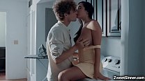 porn 熱くて巨乳のベビーシッターカーリーグレイは妻がいないときに彼のコックに乗って雇用主と遊ぶ方法を知っています porn