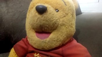 porn クマのプーさんのテディベアとタイゴンがバイアの家で分割されたソファで2回の分割払いを欠いてタイゴンはノンストップでうめき声を上げ世界最高の繊細さと角質で跳ね返るテディベアの貴重なお尻を食べています porn