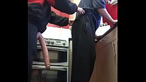 porn バイセクシャルの男はキッチンでマスクされたガールフレンドによって大きなディルドで彼のお尻を釘付けにする自分自身を撮影します porn