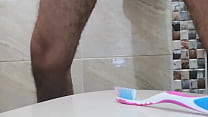 porn я наполняю соседа по комнате молочной зубной щеткой чтобы ее можно было принять за зубную пасту porn