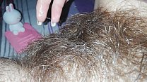 porn быстрая мастурбация в постели волосатая пизда крупным планом оргазм большой клитор кончает porn