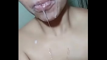 porn パイパン成熟した熟女の脚がビーチスパイカムボイで広がる porn