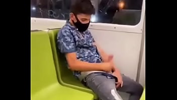 porn 地下鉄で自慰行為 porn