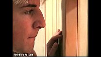 porn 彼が後にスパイするものによって釘付けにされた若いゲイののぞき見 porn