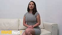 porn 偽のエージェントスペインのベイビーアダララブはエージェントのコックに乗る porn