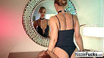 porn горячая николь заставляет себя кончить на ее стол porn
