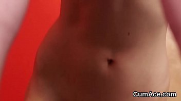 porn злющая красотка получает порцию спермы на ее лицо поедая весь любовный сок porn