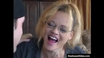 porn великолепная зрелая женщина которая не против потрахаться с молодым парнем porn