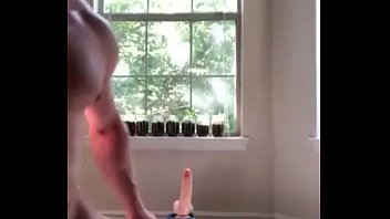 porn играя в одиночестве и наслаждаясь не касаясь его члена porn
