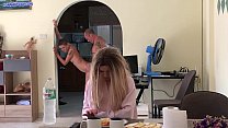 porn шаловливая падчерица спряталась в холодильнике и получила задницу от отчима пока мама смотрит телевизор porn