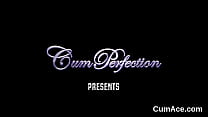 porn шаловливая модель получает камшот на ее лицо поедая всю сперму porn