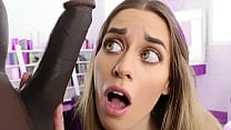 porn к нему навещает незнакомая малышка которая хочет отсосать его огромный член межрасовое порно porn