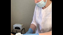 porn пациент мощно кончает во время процедуры обследования в руках врача porn