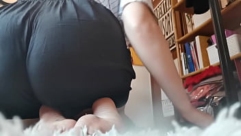 porn у этой мачехиитальянки странный способ уборки дома и ковра не так ли porn
