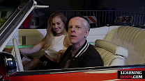 porn извращенная крошка в нижнем белье скачет на члене в машине перед кримпаем porn