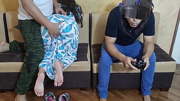 porn я надеюсь что мой парень начнет играть в игры виртуальной реальности чтобы обмануть его со своим лучшим другом у porn