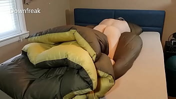 porn любительница пуховика трется о свое большое коричневое одеяло из спального мешка и кончает на него porn