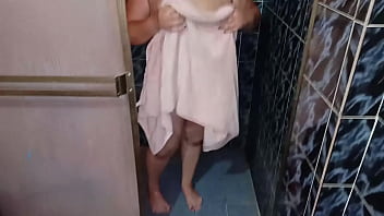 porn шпионю за моей мачехой пока она принимает душ когда я вхожу она просит меня помочь ей вытереться и заканчивает тем porn