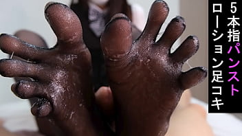 porn 사무실 아주머니는 다섯 손가락의 검은색 스타킹과 로션을 코키에 사용했습니다 일본 아마추어 커플souai porn