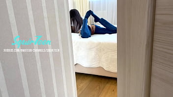 porn крошечная возбужденная сводная сестра в рваных джинсах была поймана за просмотром порно и получила киску полную porn