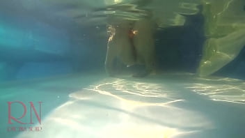 porn 수중 보지 쇼 mermaid 운지법 수음 우아하고 유연한 아기 야외 수영장에서 수중 수영 비키니 수영복을 입은 걸레 암캐는 뱀처럼 물속에서 꿈틀거리며 엉덩이와 성기를 보여줍니다 수중에서 멋진 섹스를 하고 porn
