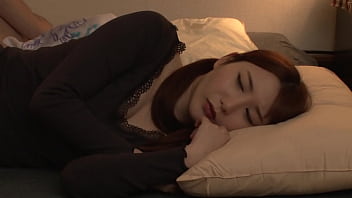 porn httpsbitly3s0ustv 옆에 누나가 있는데도 소리를 끄지 않고 av를 보는 형 그것을 눈치챈 언니는 못 본 척 하려 하지만 사타구니는 그녀의 말을 듣지 않고4부 porn