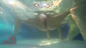 porn 수중 보지 쇼 mermaid 운지법 수음 우아하고 유연한 아기 야외 수영장에서 수중 수영 비키니 수영복을 입은 걸레 암캐는 뱀처럼 물속에서 꿈틀거리며 엉덩이와 성기를 보여줍니다 수중에서 멋진 섹스를 하고 porn