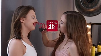 porn красивый парень присоединяется к возбужденным подросткам как раз вовремя для извращенного тройничка porn