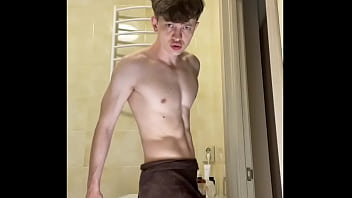 porn красавчик с идеальным телом и размером члена дрочит в ванной огромная порция спермы кромка fit инструкция по дрочке porn