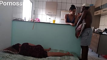 porn пока моя жена дерется со мной с одной стороны я трахаю ее подругу с другой porn