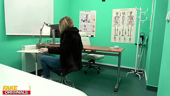 porn fakehub сексуальная молодая миша кросс с ее торчащими сосками и мокрой киской чуть не довела своего доктора с porn