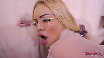 porn равена хэнниели очень горячая студентка и маленькая сучка вместо того чтобы учить математику она решила отдать porn