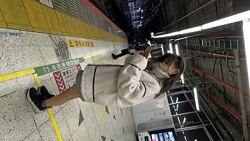 porn 공원에서 피크닉 데이트 함께 자고있는 커플을 몰래보고 그녀의 남자 친구 옆에서 그녀에게 사정을 제공합니다 porn