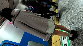porn 같은 아파트에 사는 검은 머리와 아름다운 다리의 엔짱을 따라갔다 나는 그녀를 엘리베이터에서 만났다 나는 즉시 그녀를 따라 그녀의 방으로 갔다 그녀의 치마와 질내 사정의 내부 사진 porn